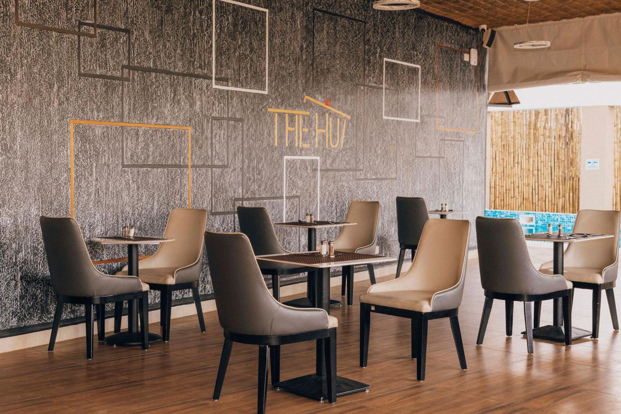 The Hut Restaurant & Boutique Hotel Kigali Exterior photo