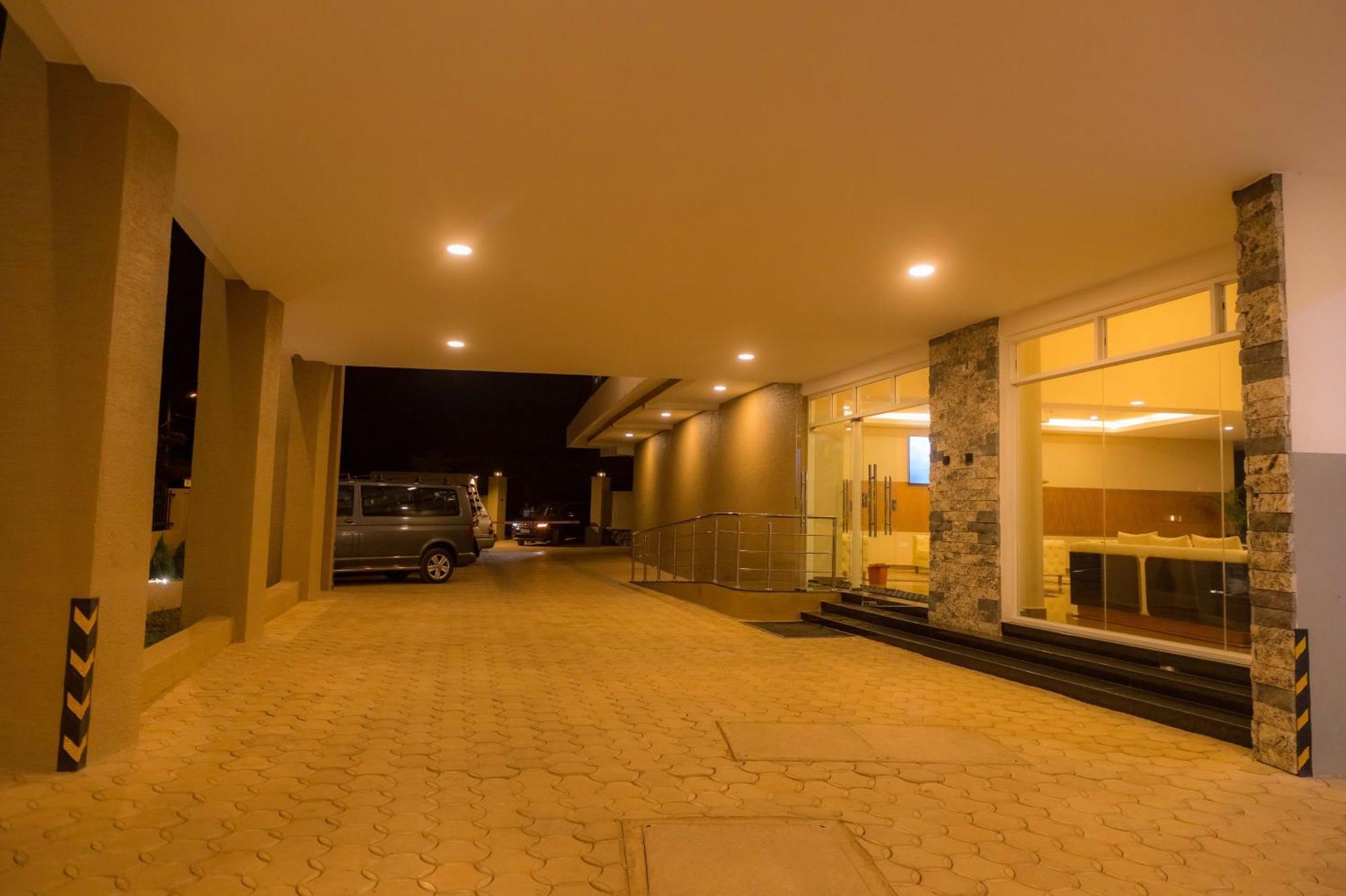 The Hut Restaurant & Boutique Hotel Kigali Exterior photo